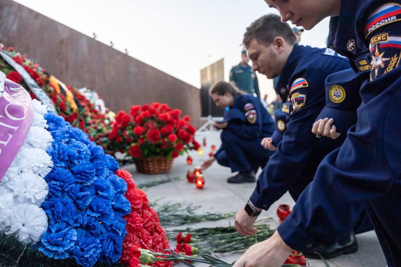 Добровольцы РТУ МИРЭА и ВСКС возложили цветы у Ржевского мемориала  Советскому солдату — Новости — РТУ МИРЭА