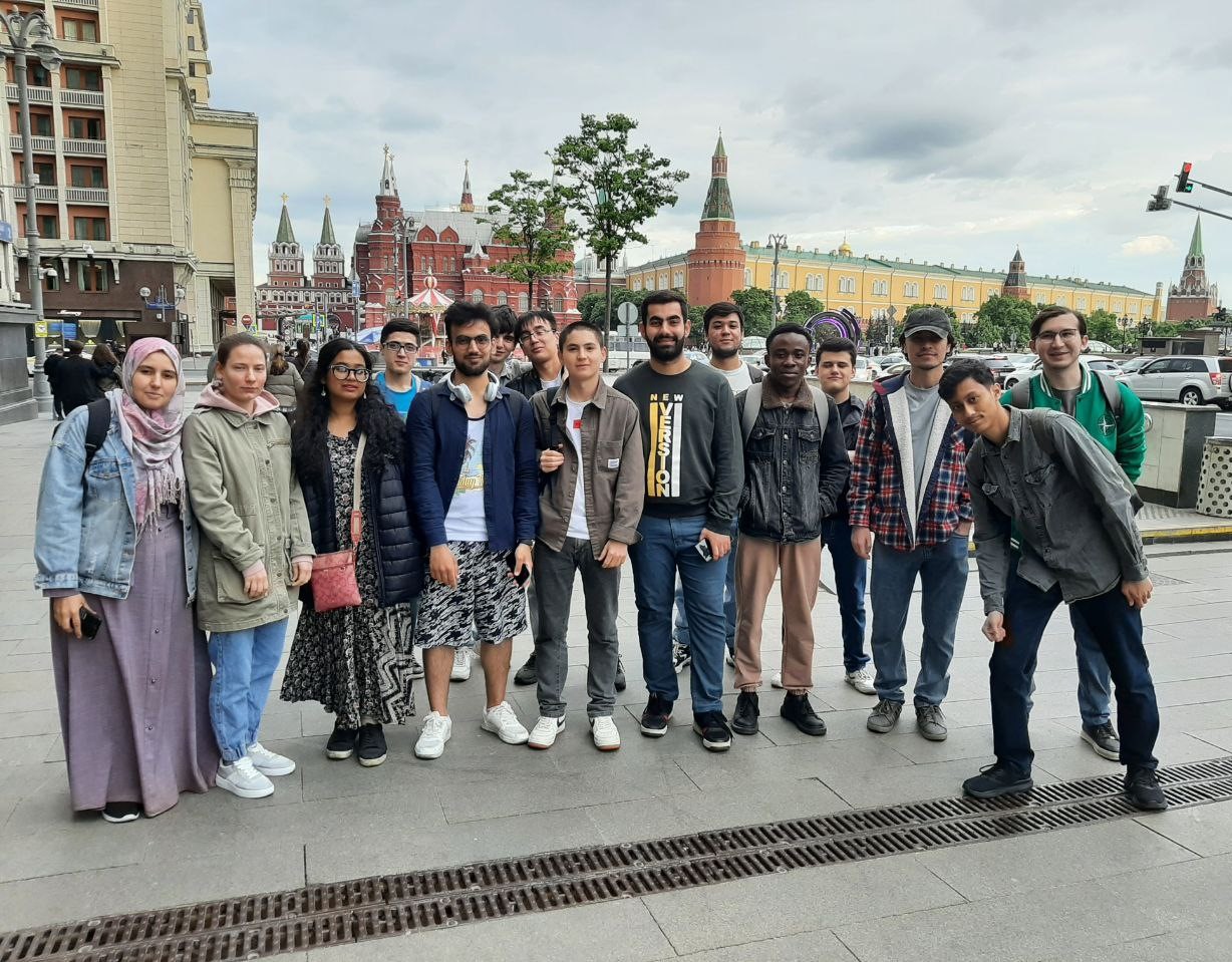 толпа таджиков в москве