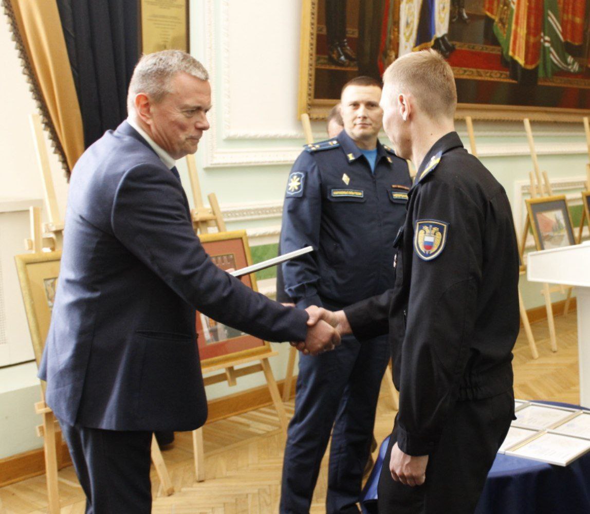 В Кремле Проректор РТУ МИРЭА Геннадий Валентинович Фисенко вручил  сертификаты об окончании программы по БПЛА сотрудников ФСО — Новости — РТУ  МИРЭА