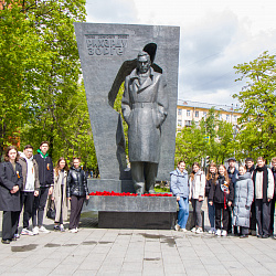 Студенты РТУ МИРЭА поучаствовали в возложении цветов к памятнику Рихарду Зорге