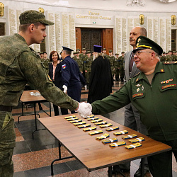 Состоялось вручение погон студентам, окончившим обучение в Военном учебном центре РТУ МИРЭА